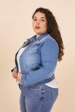 Prenesite sliku u preglednik galerije, Kratka jeans jakna, velikosti 42-54, OPRIJET KROJ