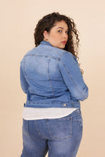Prenesite sliku u preglednik galerije, Kratka jeans jakna, velikosti 42-54, OPRIJET KROJ