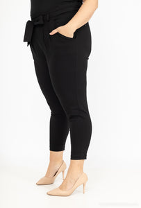 Elegantne, raztegljive hlače z nabranim pasom z mašno, posamezne velikosti 44-52, ČRNE