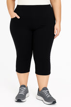 Prenesite sliku u preglednik galerije, Bombažne 3/4, kapri hlače z žepi, slovenski proizvajalec, velikosti 50, 52, 54, ČRNA IN TEMNO MODRE
