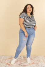 Prenesite sliku u preglednik galerije, Jeans - kavbojke, elastičen in visok pas, v velikostih 50-60, SVETLO MODRE
