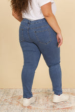 Prenesite sliku u preglednik galerije, Jeans - kavbojke, ozke hlačnice spodaj - VISOK PAS, v velikostih 44-54,  MODRE
