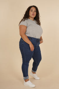 Jeans, zelo udobne in raztegljive, SREDNJE VISOK PAS, v velikostih 44-54